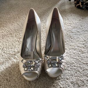New dyeable white platform pumps